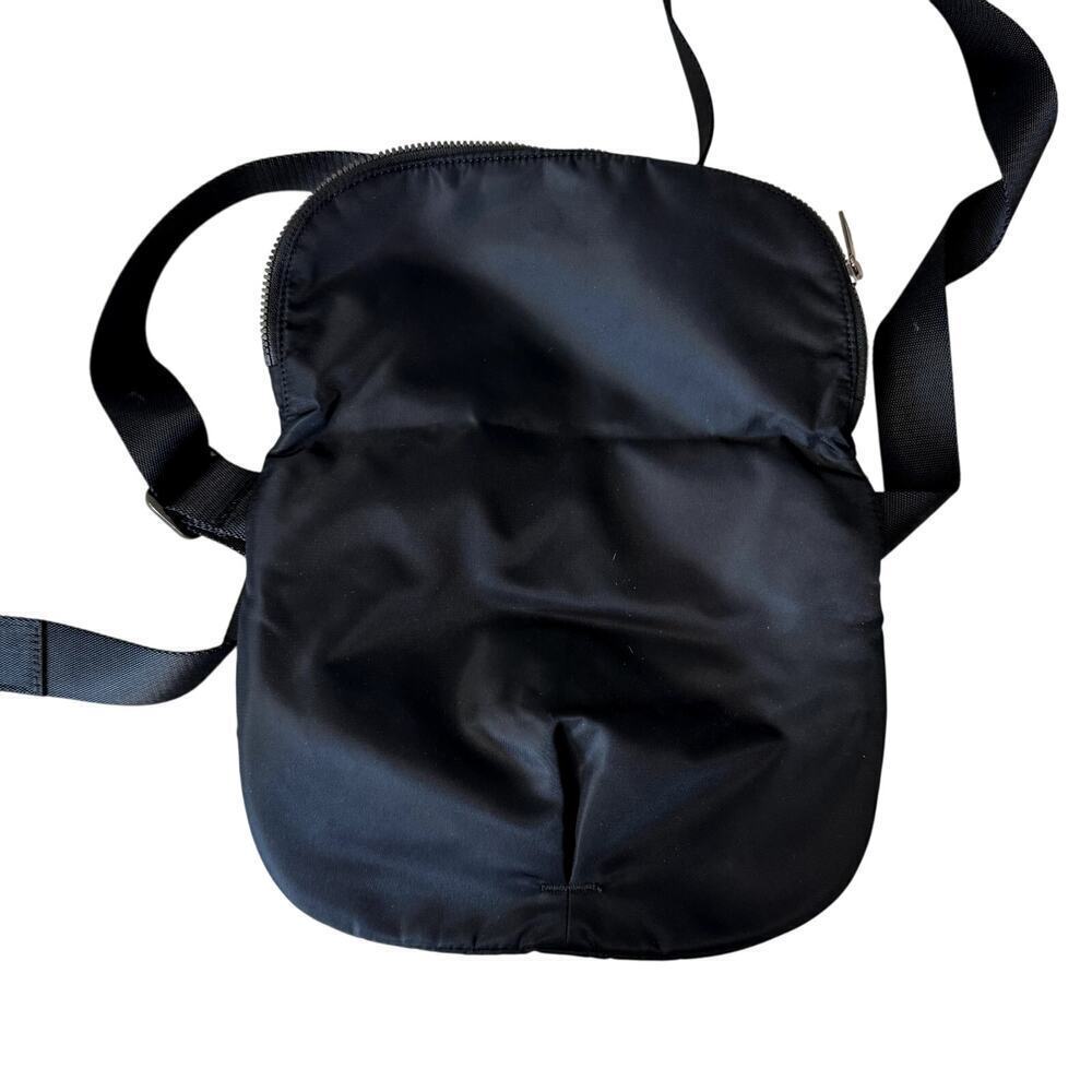 Lululemon Womens Black Lightweight Slim Nylon Crossbody Belt Bag NWOT - Picture 4 of 9